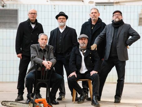 Bandfoto der Musikband marron aus Pforzheim im dortigen stillgelegten Schlachthof. Die sechs Männer posieren cool in einer großen Halle. 